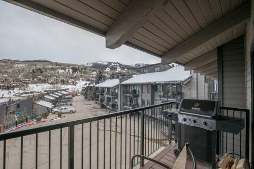 Updated 3 BR, 2 BA with Pool & Hot Tub - Stunning Mountain Views!