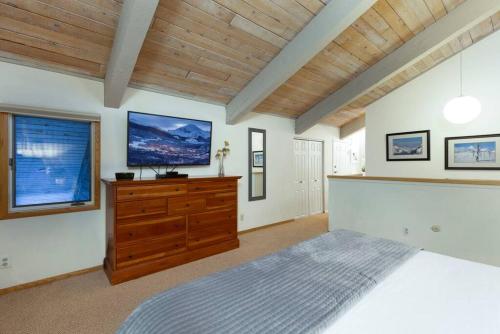 Updated 3 BR, 2 BA with Pool & Hot Tub - Stunning Mountain Views!