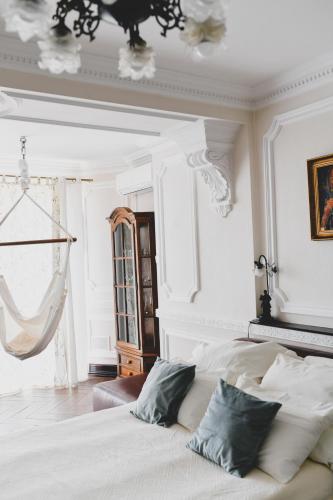 2 twin beds, 1 sofa bed