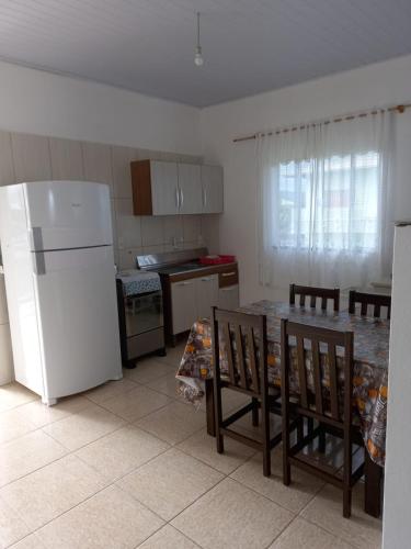 Bombinhas Canto Grande Casa 6 Pax - Cod 1019-20