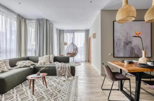 Aesthetic MONE near Auróra cirkáló