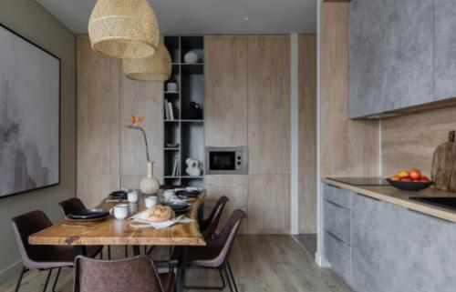 Aesthetic MONE near Auróra cirkáló