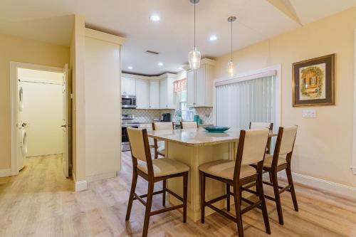 Siesta Get Away - A Beautiful NEW Tropical Escape 1 Block From The Water