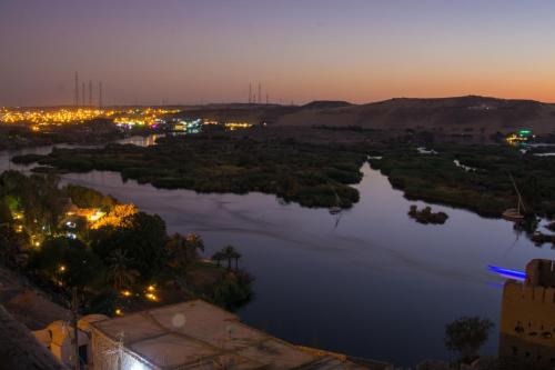 ASWAN NILE PALACE (swimming pool-rooftop-Nile view)