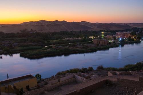 ASWAN NILE PALACE (swimming pool-rooftop-Nile view)