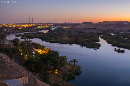 ASWAN NILE PALACE (swimming pool-rooftop-Nile view)