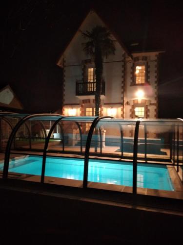 Villa bord de mer avec piscine couverte, bain nordique, salle de jeux. gîte à louer Le Menhir