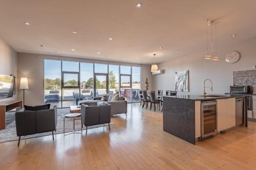 Captivating Quinpool Loft with Massive Terrace - Apartment - Halifax