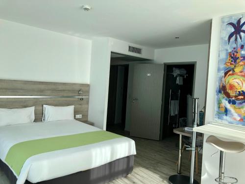 Guestroom, Appart' Hotel La Girafe Marseille Est - Porte d'Aubagne in Saint-Menet