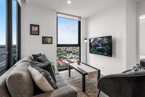 Executive 2-Bed Apartment with Great Amenities, City Views