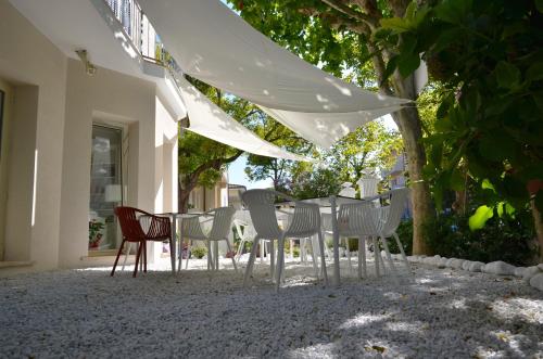 Petit Hotel - image 4
