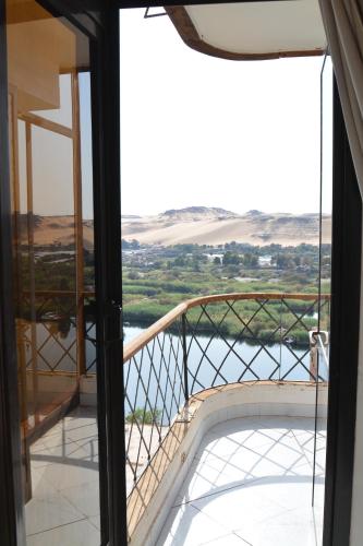 ASWAN NILE PALACE (swimming pool-rooftop-Nile view)