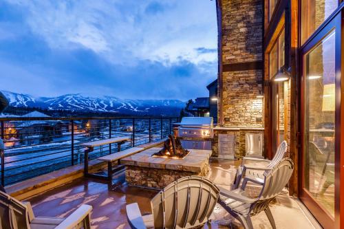Panorama of entire Breck Resort, steps from FREE shuttle, unbeatable patio and amenities!! in Breckenridge, USA