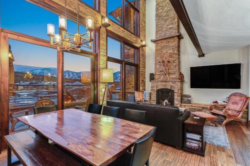 Panorama of entire Breck Resort, steps from FREE shuttle, unbeatable patio and amenities!! in Breckenridge, USA