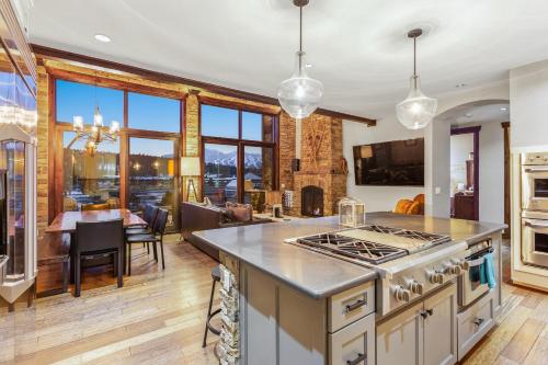 Panorama of entire Breck Resort, steps from FREE shuttle, unbeatable patio and amenities!! in Breckenridge, USA