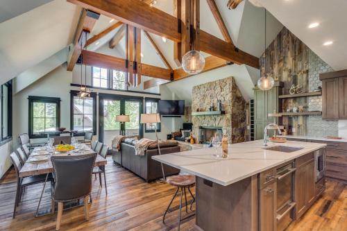 Walk to the slopes! Completely remodeled with 5-star finishes and private hot tub!