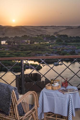 ASWAN NILE PALACE (swimming pool-rooftop-Nile view)