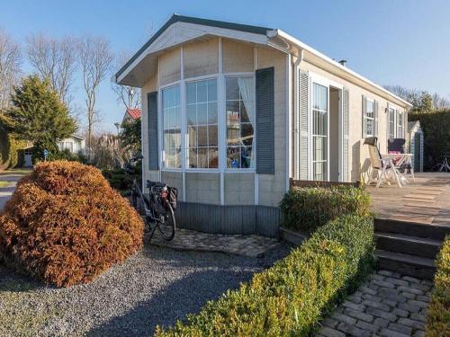 Detached chalet on a holiday park with two terraces, near Alkmaar, Pension in Hensbroek bei Hoorn
