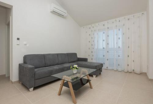 Family friendly seaside apartments Zivogosce - Mala Duba, Makarska - 19149