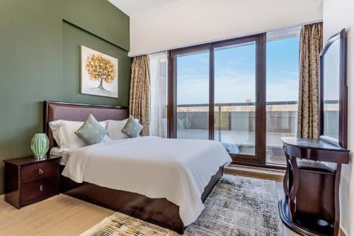 E7DSC Live spacious 3BR flat all En Suite Balcony