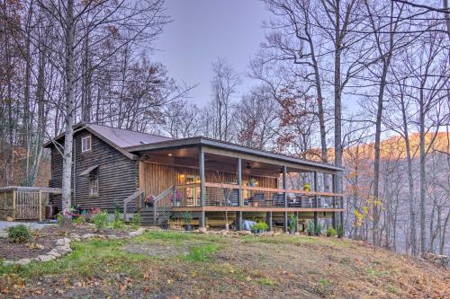 Hendersonville Cabin with Deck and Mountain Views in Hendersonville, USA