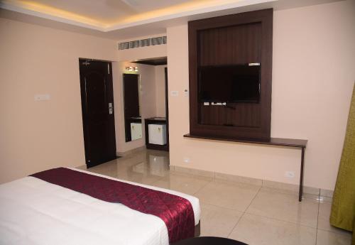 King Room with Balcony image 8