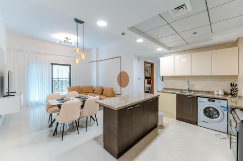 ห้องครัว, FAM Living - Al Safa Residences - SZR near หาดว่าว