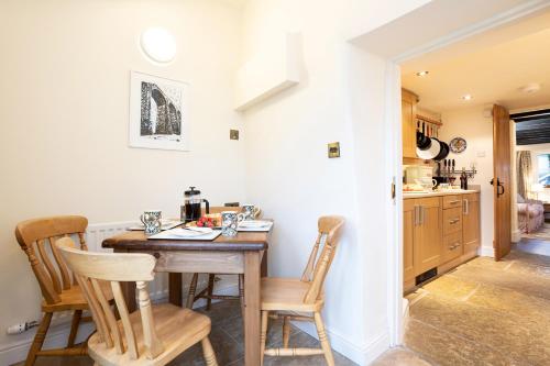 Beautiful 2-Bed Cottage in Ingleton - image 2