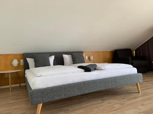1 queen bed, 1 sofa bed