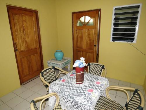 Artist Room Curacao in บริเฟนคัต