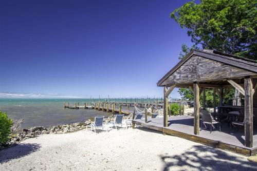 Hidden Paradise 3bed/3bath Open Water Home - main image