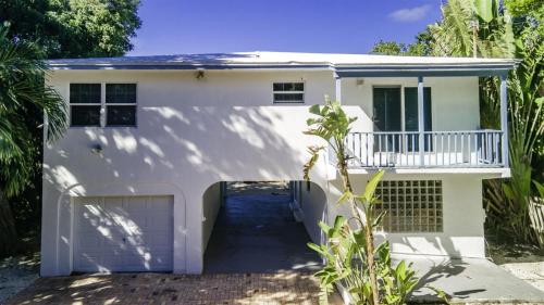 Hidden Paradise 3bed/3bath Open Water Home - image 6
