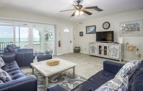 Hidden Paradise 3bed/3bath Open Water Home - image 8