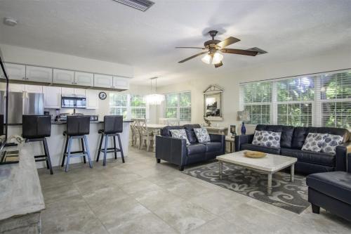 Hidden Paradise 3bed/3bath Open Water Home - image 10