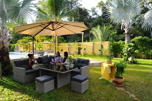 Bar/lounge, Barong Resort  near Ban Phe Market