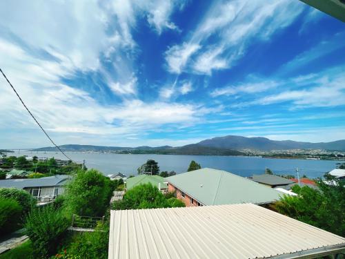 Spectacular Hobart River View Home - Lindisfarne