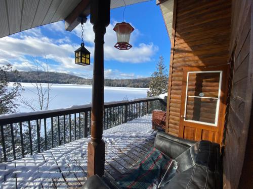 Le petit chalet sur le lac in Ste-Marguerite Du Lac Masson (QC)