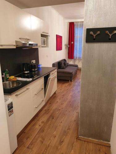  Vibrant Red Apartment I contactless Check-In in Wien