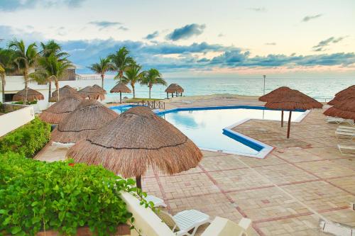 Brisas Shores 07 Beachfront Condo, Ocean view Pool and garden area, Zona Hotelera Cancun, Cancún (photo 10)