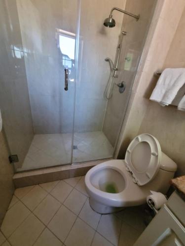 Beautiful 5 bedroom/ 3 bathroom home in GREAT location. Upgraded bathrooms.
