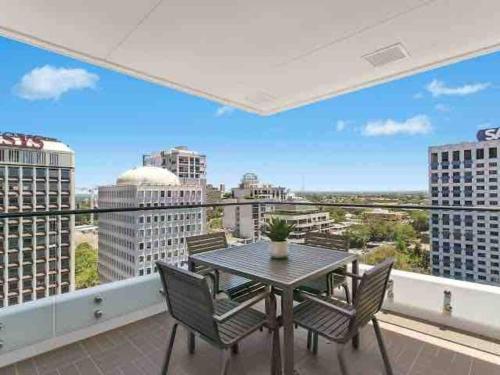 Modern Spacious City Pad with Rooftop Pool and Gym