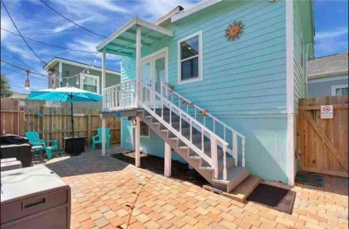 Hidden Hideaway! Bungalow 2 blocks from the beach! Sleeps 4-5.