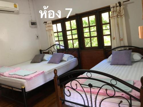 1 double bed, 1 twin bed