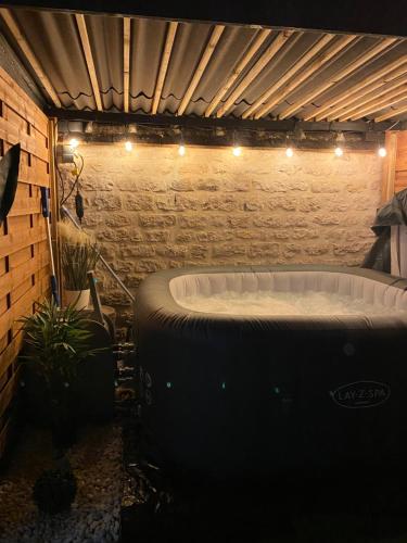 Maison chaleureuse avec jacuzzi extérieur abrité gîte à louer Beaumont-du-Gâtinais
