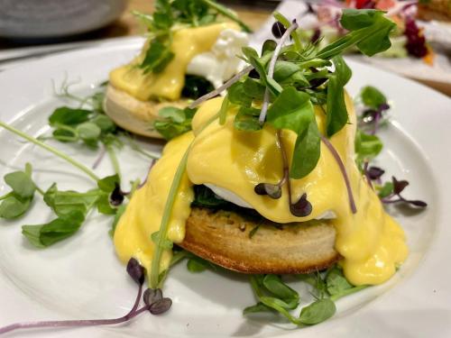 Saucy Mary's Private Rooms & Hostel in 基里金