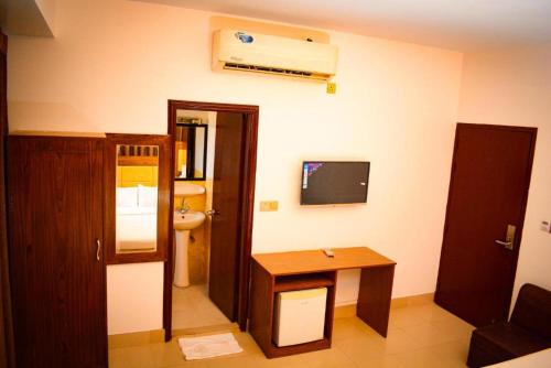 Alina Hotel & Suites