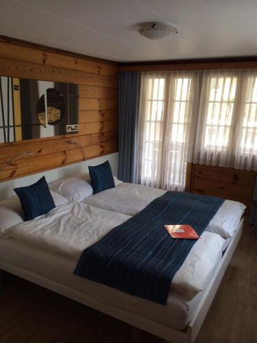 Budget Double Room with Shared Bathroom image 2