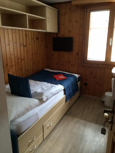 Single Room with Shared Bathroom room in Mazot Zermatt