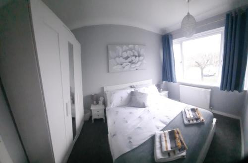 Cosy 3 bedroom residential house, private garden, 30 minutes from Alton Towers, 5 minute walk to Trentham Gardens. 5