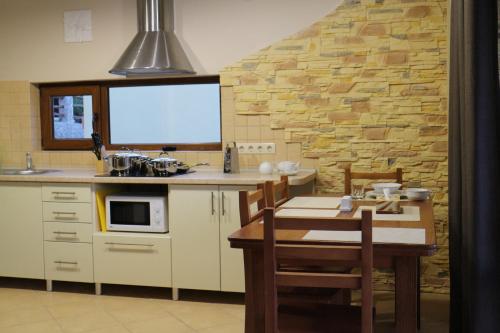 virtuve, West Wood ApartHotel in Knyahynya